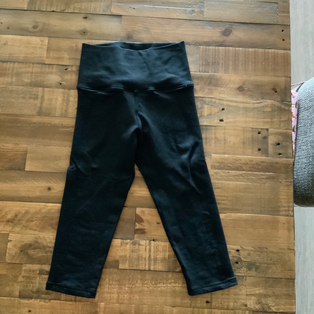 Avocado Mid Rise Phoenix Fire Capri. Black. XS/S